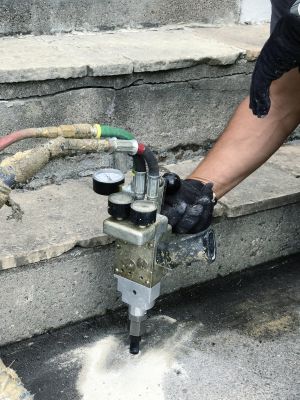 Hydraulic Jacks in Action